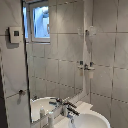 Zu Haus In Der Ferne *